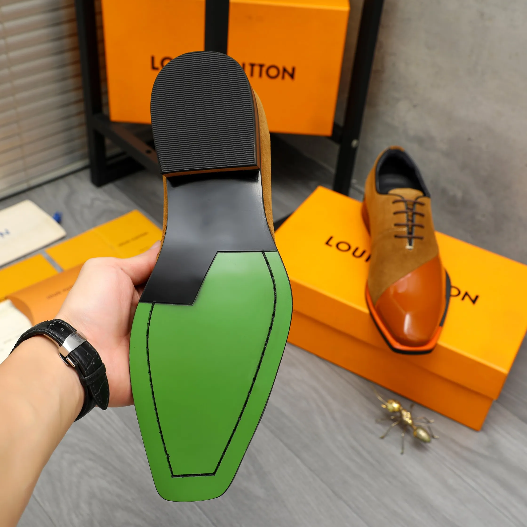 Men's shoes 💰580 Product trademark: LV "Louis Vuitton" business formal lace-up leather shoes Regular size: 37-46 Product materials: Selected high-quality cowhide stitching nubuck leather upper, pigskin lining, rubber outsole